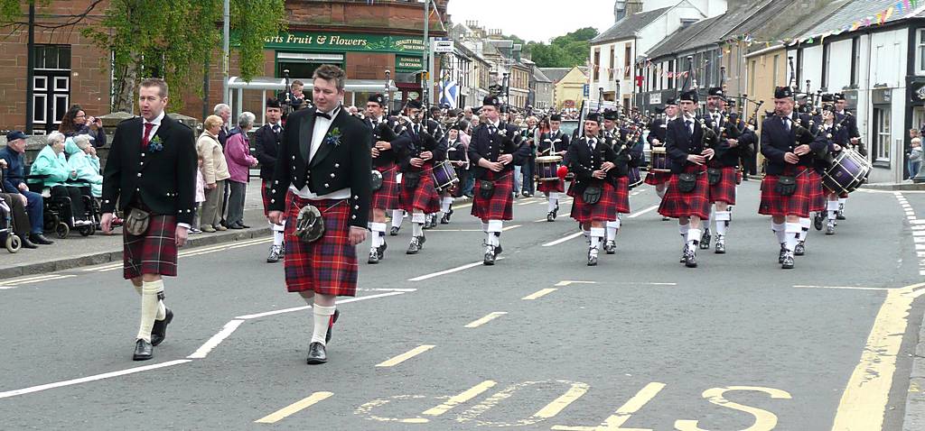 Chieftain and leading pipe band in Abbeygreen