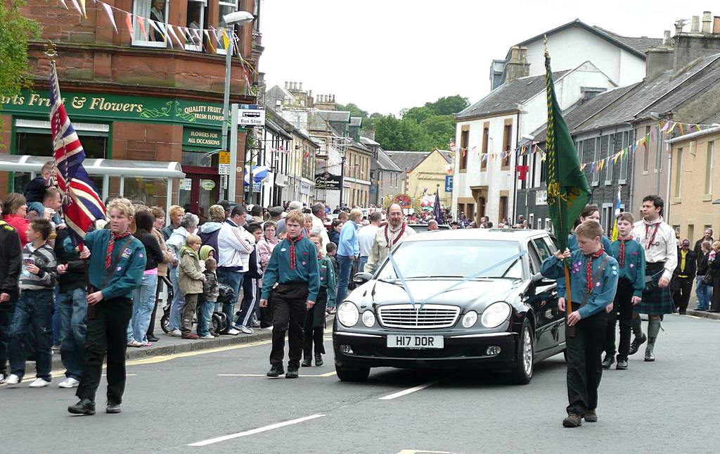 one of the two cars carrying the Tartan Queen and her entourage