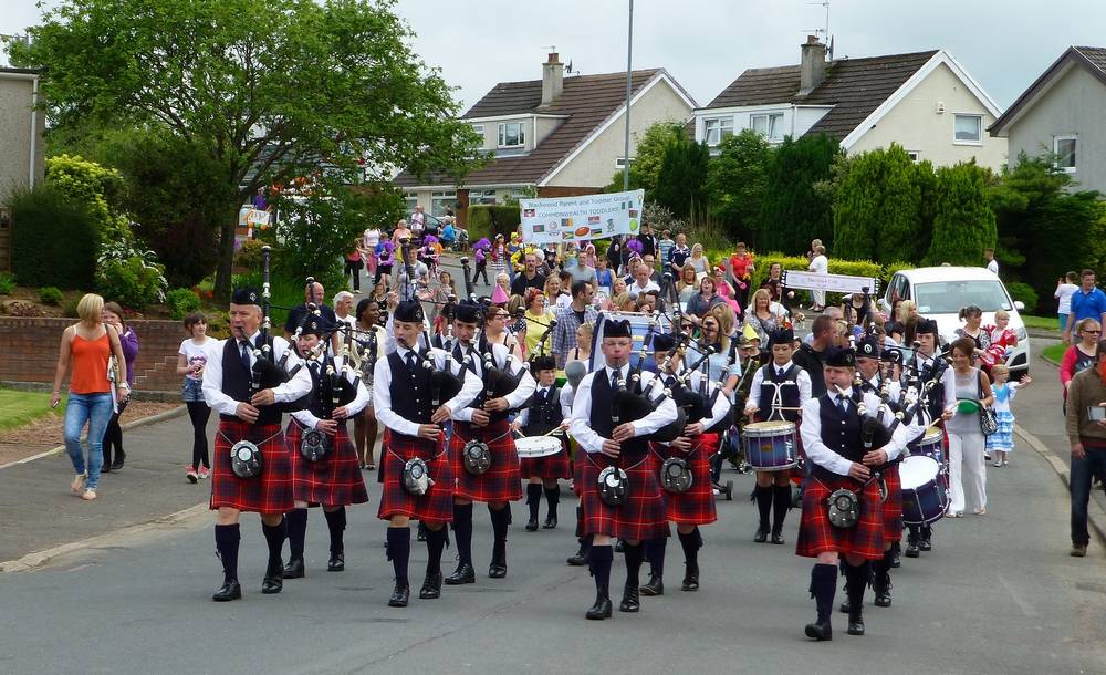 Coalburn IOR Pipe Band and the procession in Heathfield Drive
