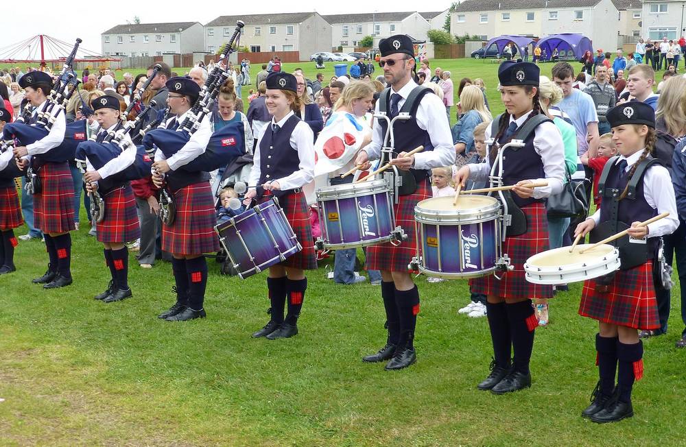 Coalburn IOR Pipe Band lining the route for the arrival of the Gala Queen and her court for the Crowning.