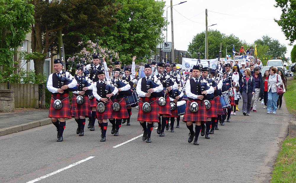 Coalburn IOR Pipe Band leading the procession in Southfield Road.