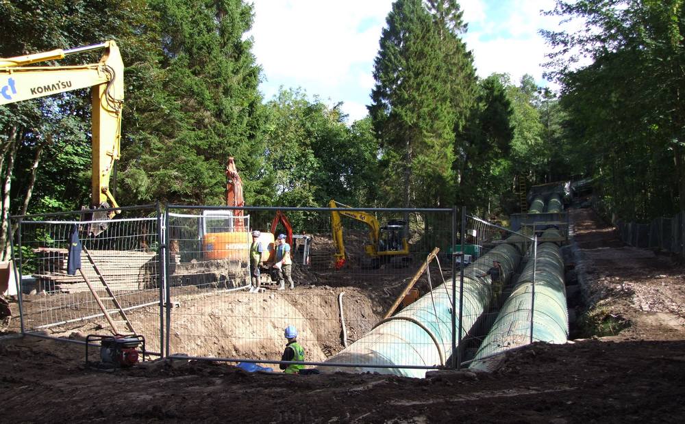 Relaying pipes to Bonnington Power Station in 2006