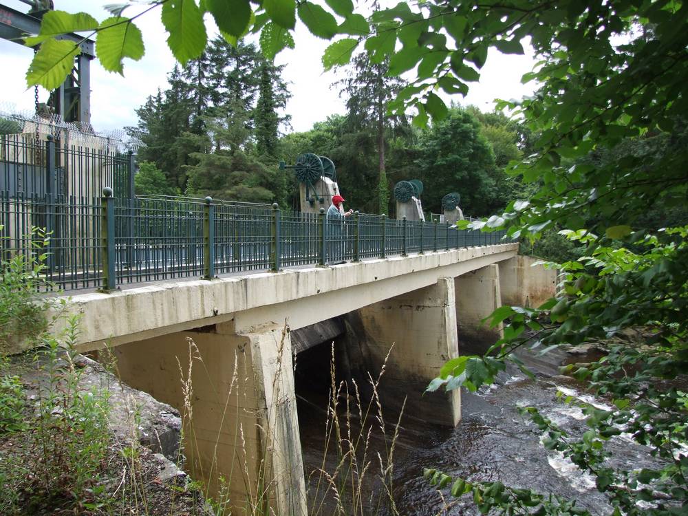 Weir across Clyde at Stonebyres