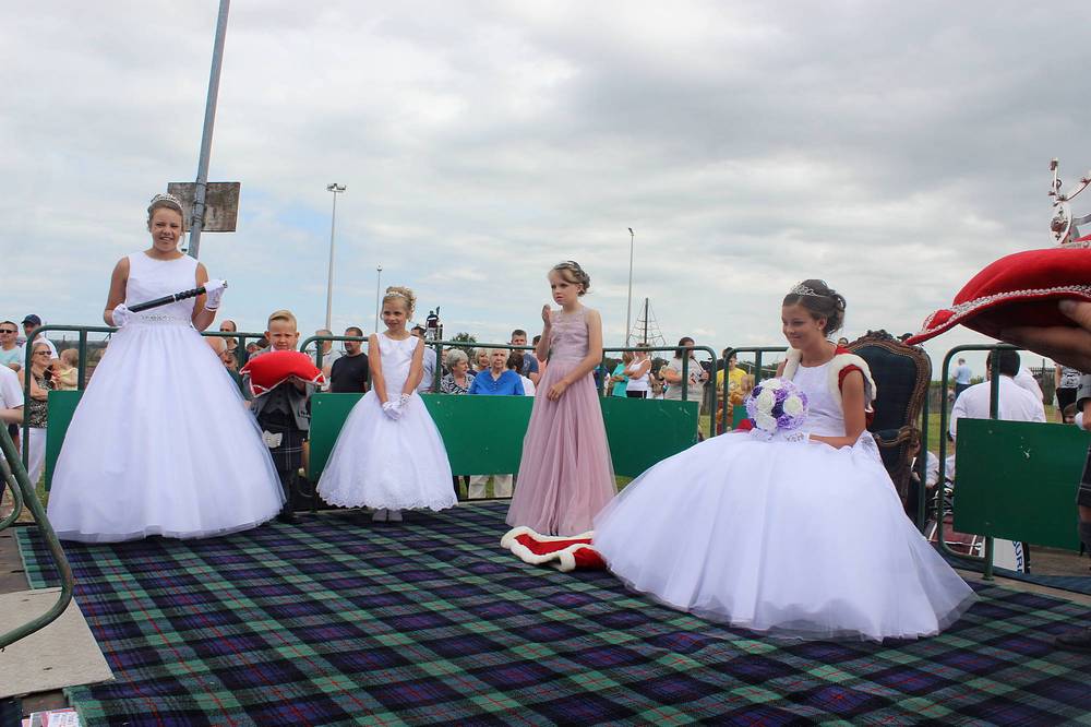 Gala Queen Ellie and her Court