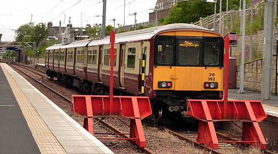 Class 318 at Larkhall Station