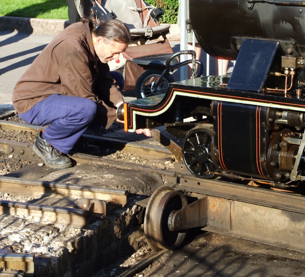 Locking the turntable for Steam locomotive River Esk to come off