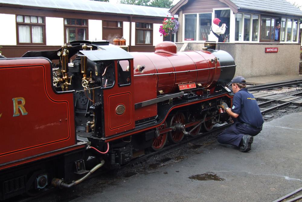 Preparing steam locomotive River Mite